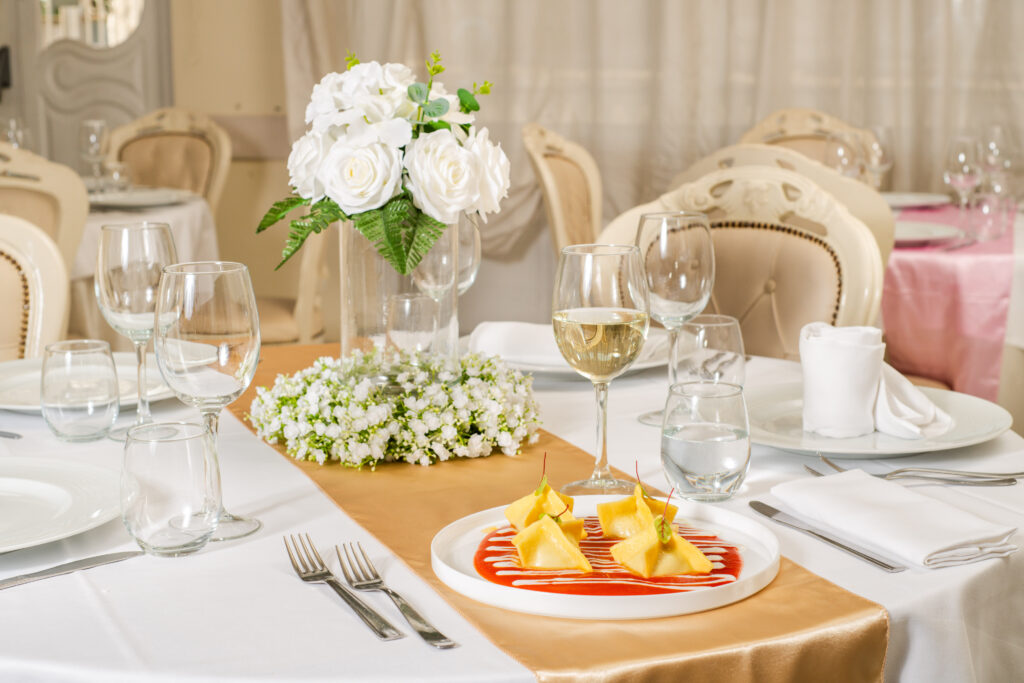 Allestimento matrimonio elegante presso La Costiera, ristorante per ricevimenti a Sant’Antonio Abate