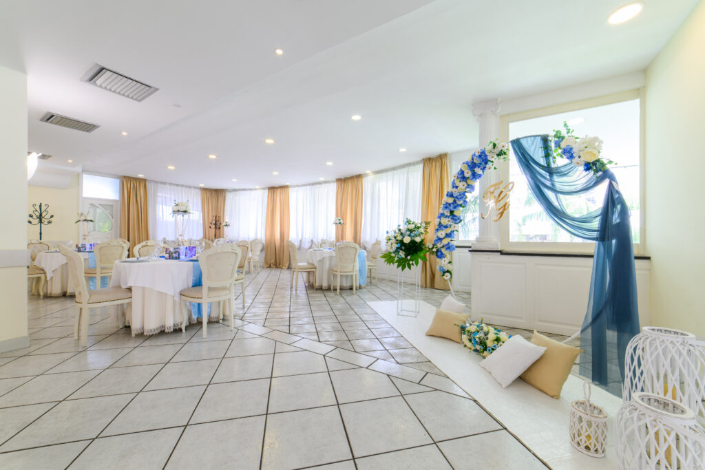 Allestimento matrimonio elegante presso La Costiera, ristorante per ricevimenti a Sant’Antonio Abate