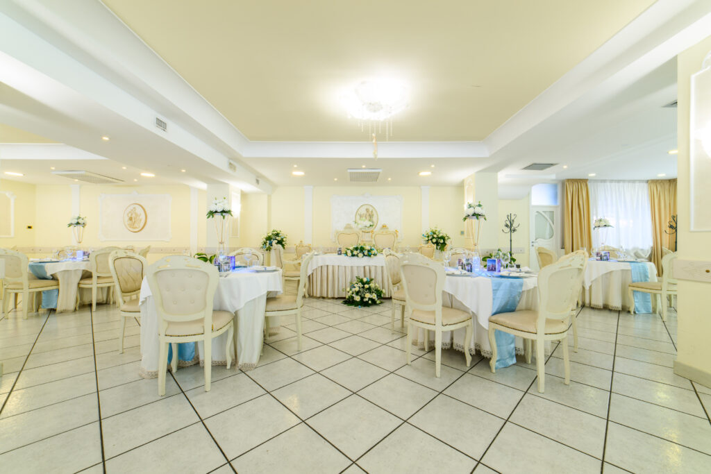 Allestimento matrimonio elegante presso La Costiera, ristorante per ricevimenti a Sant’Antonio Abate