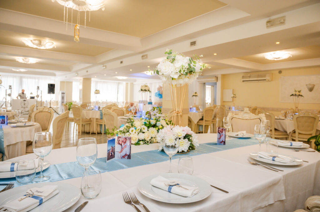 Allestimento matrimonio elegante presso La Costiera, ristorante per ricevimenti a Sant’Antonio Abate