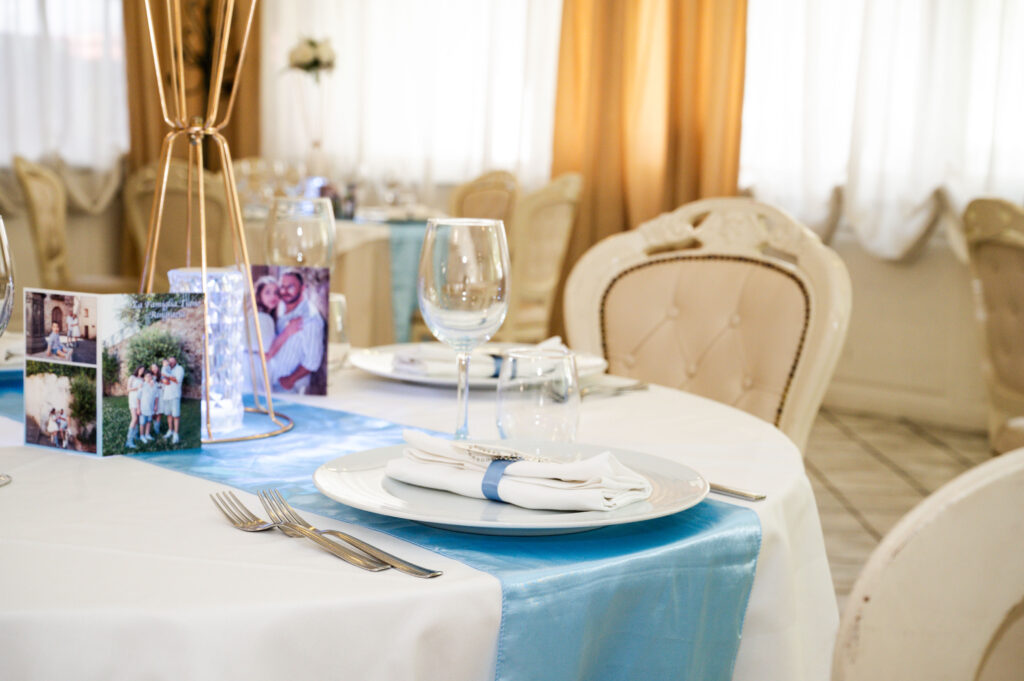 Allestimento matrimonio elegante presso La Costiera, ristorante per ricevimenti a Sant’Antonio Abate