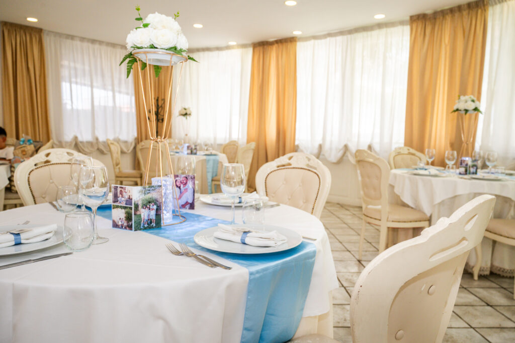 Allestimento matrimonio elegante presso La Costiera, ristorante per ricevimenti a Sant’Antonio Abate