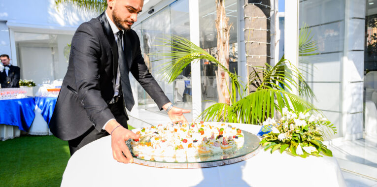 Scopri il dietro le quinte di un evento al Ristorante La Costiera: eleganza, cucina d’eccellenza e spettacolo per ricevimenti unici in provincia di Napoli.