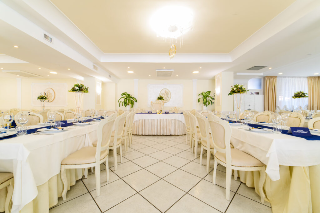 Allestimento matrimonio elegante presso La Costiera, ristorante per ricevimenti a Sant’Antonio Abate