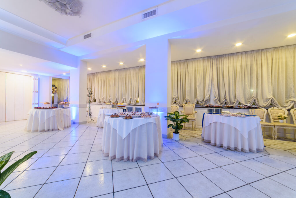 Allestimento matrimonio elegante presso La Costiera, ristorante per ricevimenti a Sant’Antonio Abate