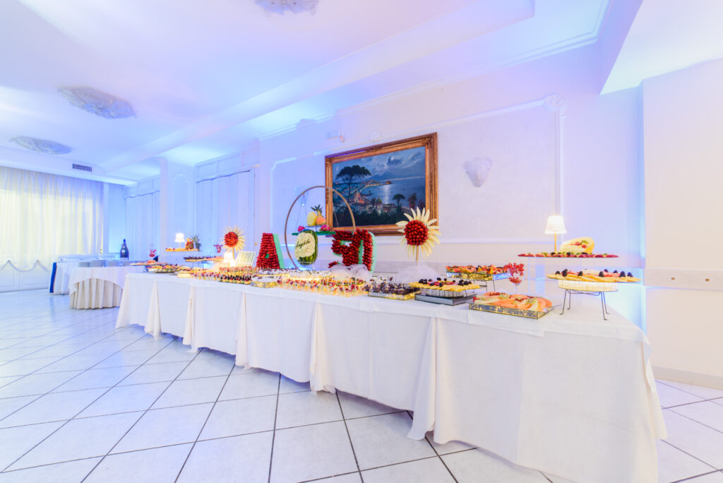 Allestimento matrimonio elegante presso La Costiera, ristorante per ricevimenti a Sant’Antonio Abate