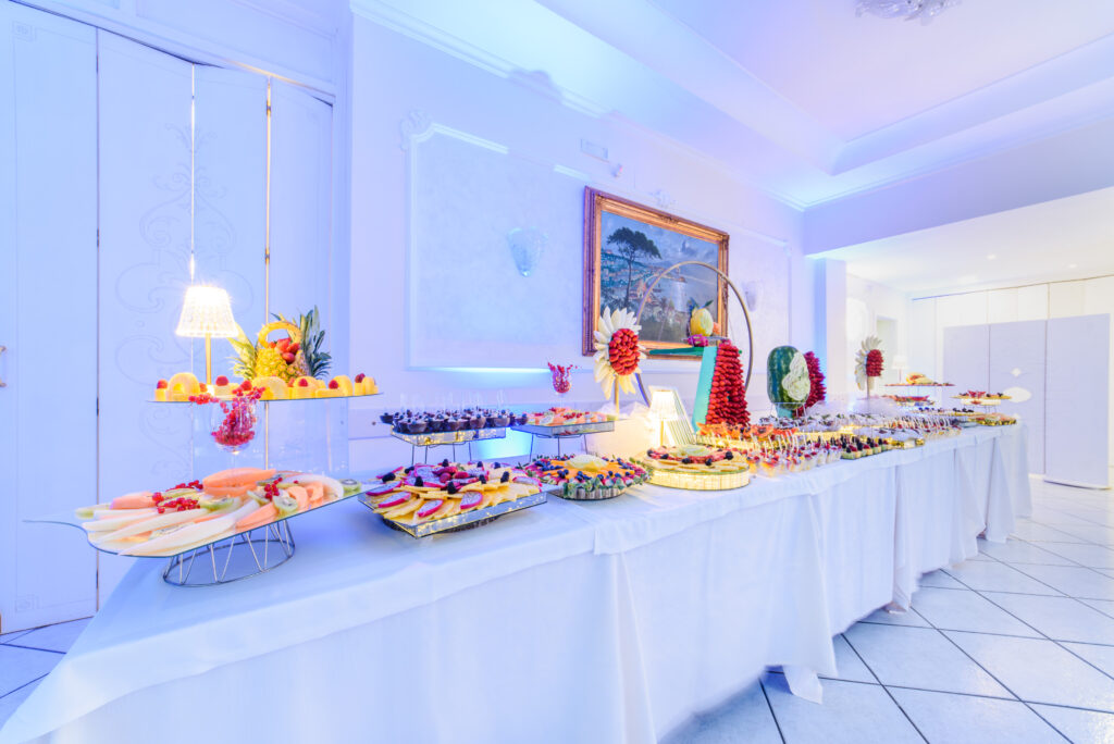 Allestimento matrimonio elegante presso La Costiera, ristorante per ricevimenti a Sant’Antonio Abate